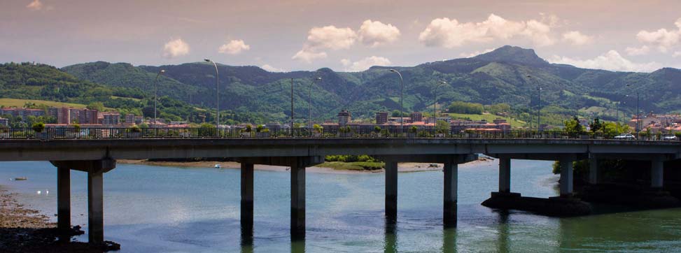 Puente internacional sobre el río Bidasoa