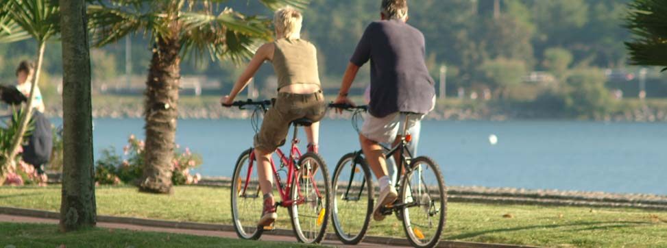 Pareja en bicicleta