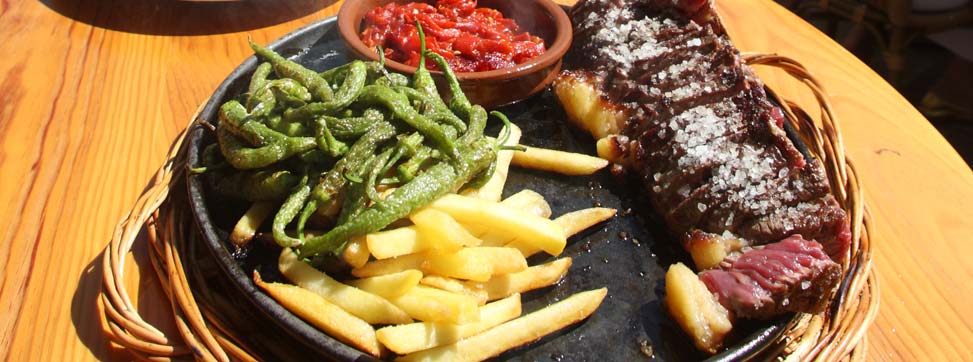 Plato de Txuleta con patatas y pimientos