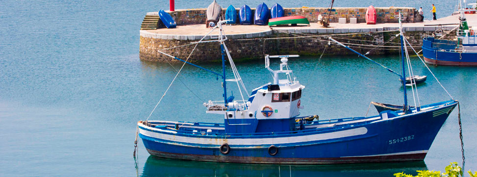 Entrada de un barco en el puerto de Hondarribia