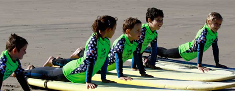 Enfants à l'école de surf