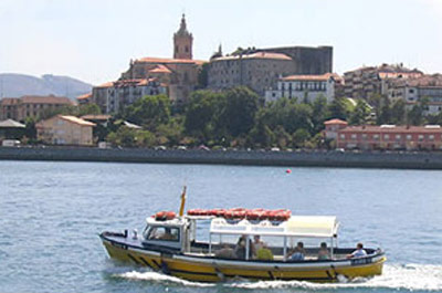 Barco atravesando la bahía