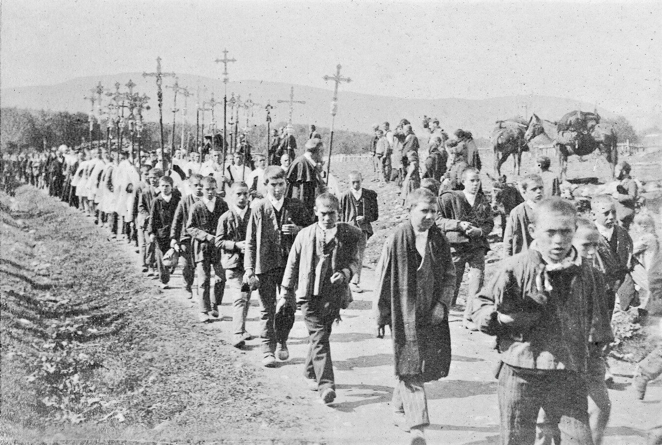 procession-de-Burguete-juin-1897-attribue-a-Pierre-Loti.-coll.-Bleu-autour-1